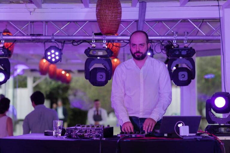 Όλα όσα πρέπει να ξέρεις από έναν DJ για τη μουσική στο πάρτυ του γάμου σου